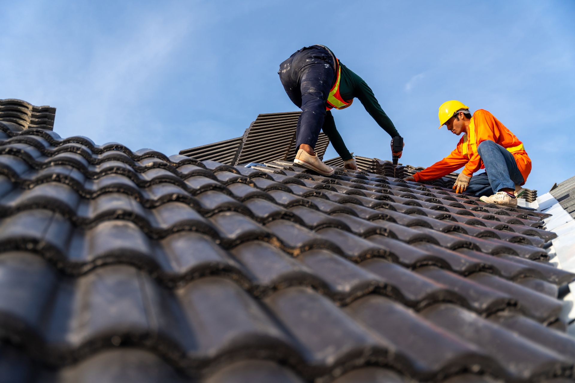 2 man working the roof